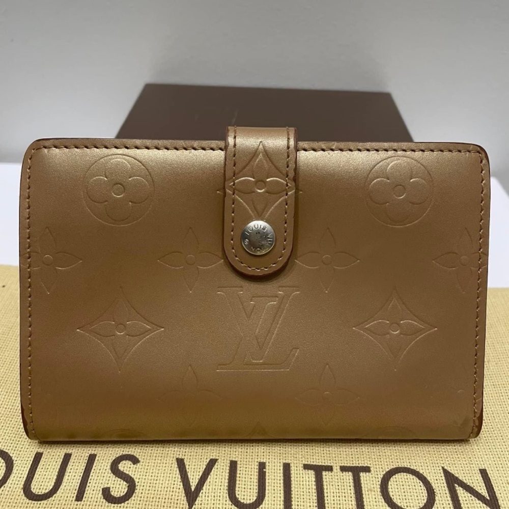 Louis Vuitton vernis matte kisslock wallet! 🧡🧡❤️